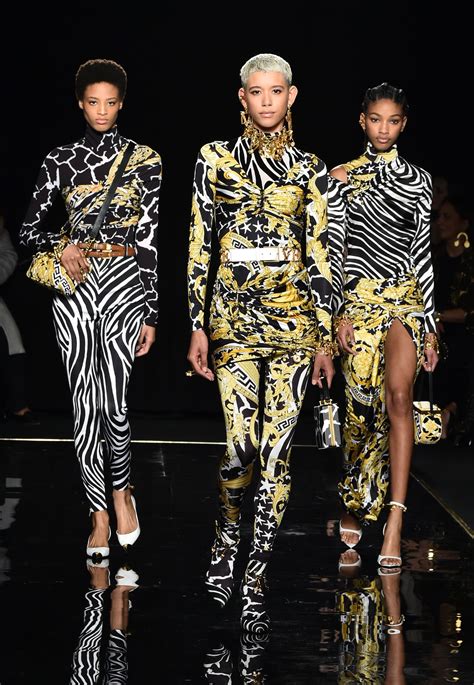 abiti versace stile romano|Versace: gli abiti indimenticabili visti in passerella .